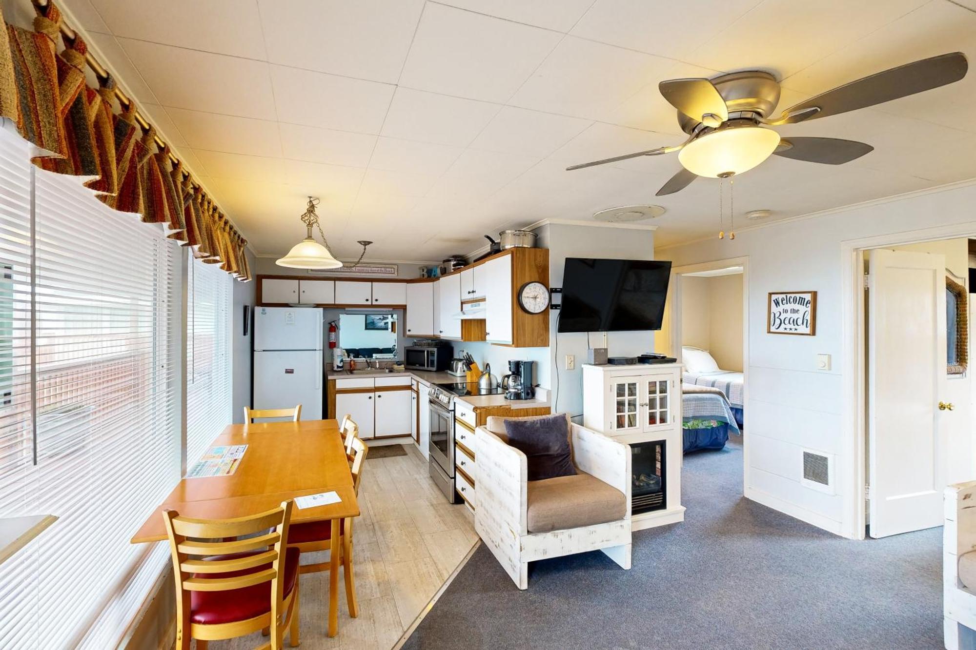 Getaway Oceanfront Lodging Rockaway Beach Room photo